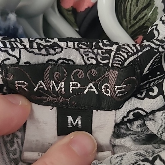 Rampage Black and‎ Whitle Floral Paisley Sleeveless Top Size Medium - Picture 6 of 6